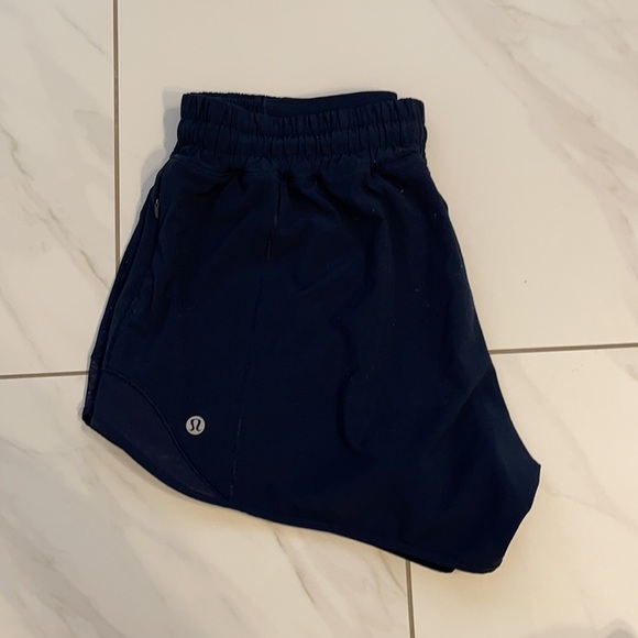 Lulu lemon athletica Hotty Hot Low Rise Short 4" - Picture 2 of 2